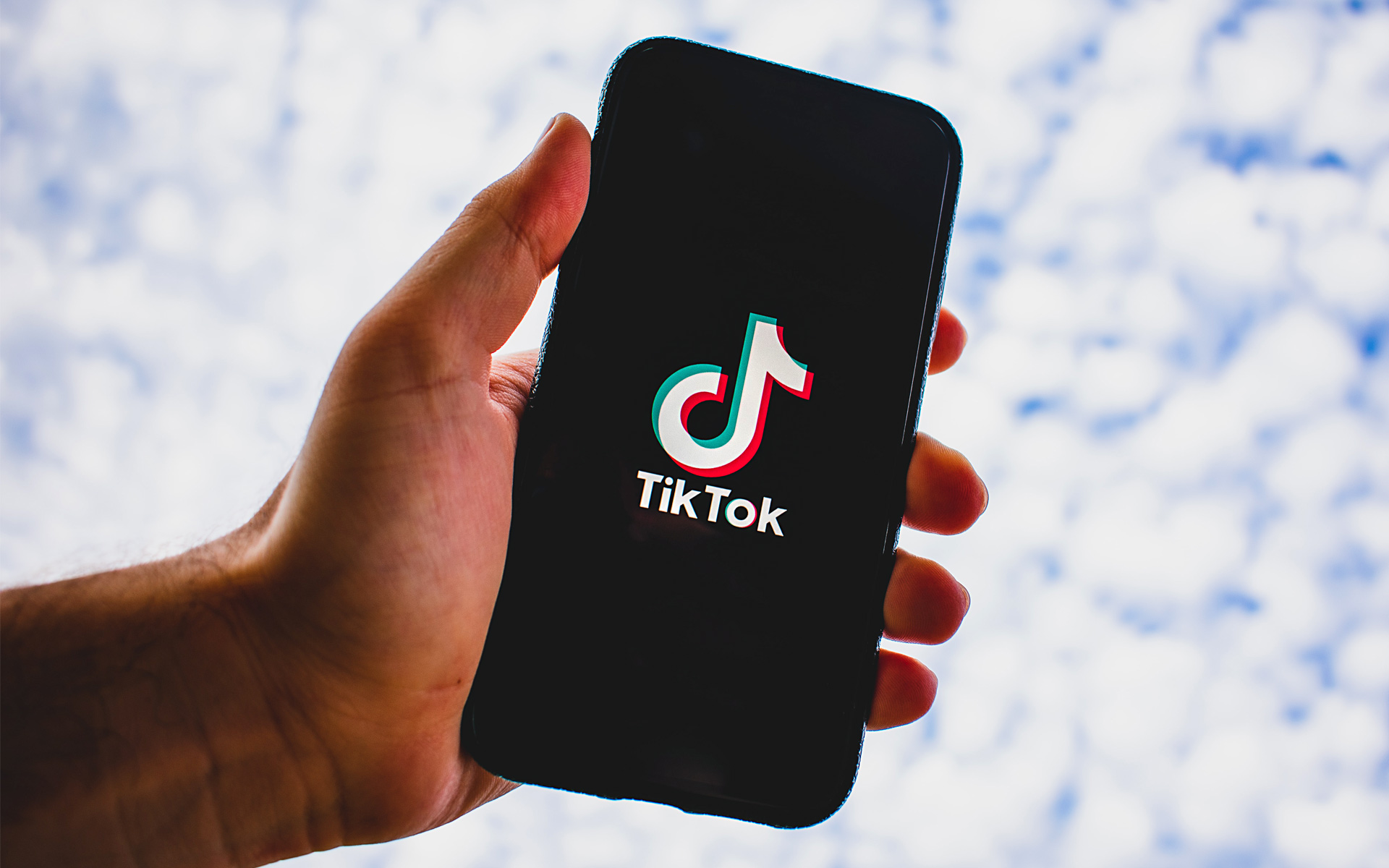 تيك توك (TikTok) يضيف ميزتين لحظر التعليقات المسيئة والضارة 112112