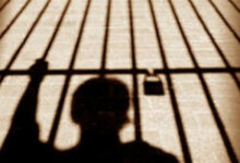 خَسر أمواله عبر الإنترنت وادّعى أنه سُرق، فوقع أخيراً في قبضة الأمن 112112