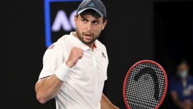 الروسي كاراتسيف يتأهل لنهائي بطولة بلغراد للتنس 112112