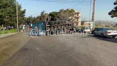 إنقلاب شاحنة على طريق عام ضهر الوحش عاليه وتحويل السير باتجاه الطرقات الفرعية 112112