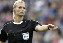 أول امرأة تدير مباراة لكرة القدم إقترنت بنظيرها الإنجليزي 112112