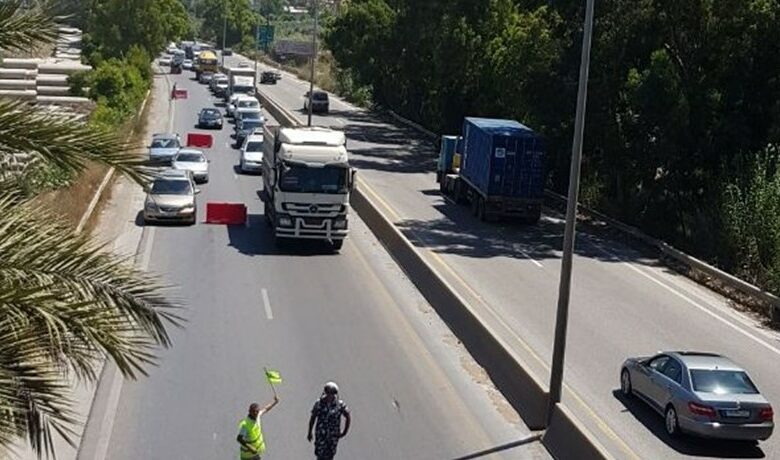إنقلاب شاحنة على أوتوستراد شكا وزحمة سير خانقة 112112