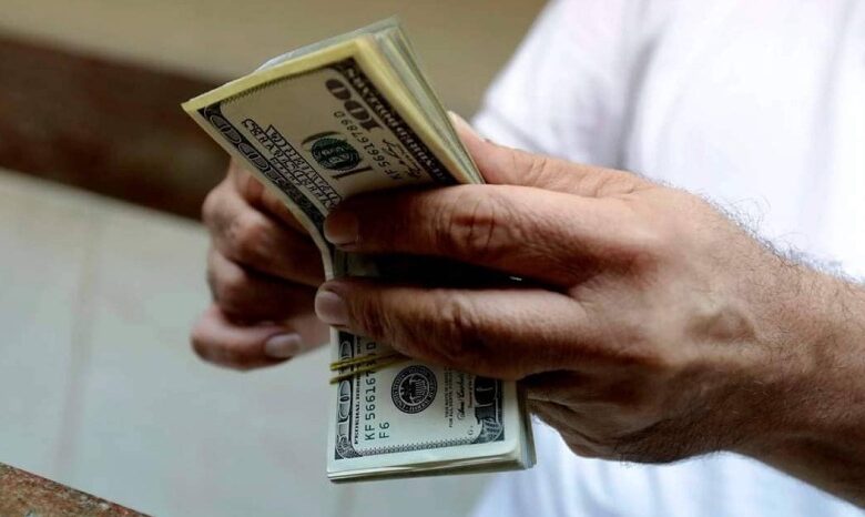 الدولار في السوق السوداء يرتفع 112112