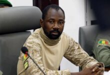 رئيس المجلس العسكري في مالي يعلن تجريد القادة الانتقاليين من صلاحياتهم 112112