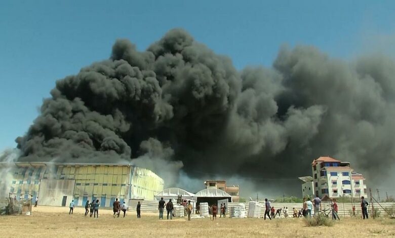إخماد حريق هائل في مصنع الطلاء في مدينة رفح 112112