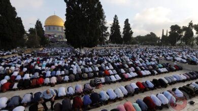 رغم القيود المشددة 100 ألف مصلٍّ يؤدون صلاة العيد في المسجد الأقصى 112112