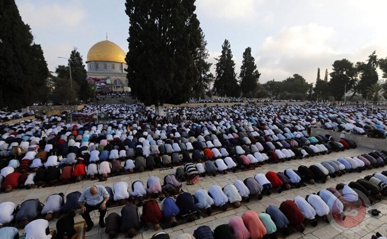 رغم القيود المشددة 100 ألف مصلٍّ يؤدون صلاة العيد في المسجد الأقصى 112112