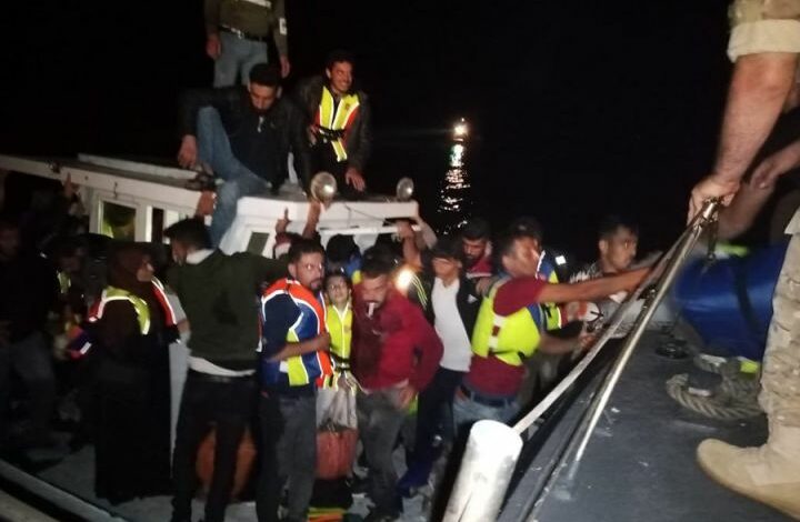125 نازحاً سورياً دخلوا تهريب على شاطئ العريضة- عكار.. تمكّنت القوات البحرية من توقيفهم 112112