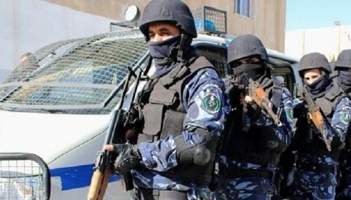 عناصر من الشرطة الإسرائيلية اقتحمت شققة فلسطينية في مدينة اللد واعتدت على سكانها بالضرب 112112