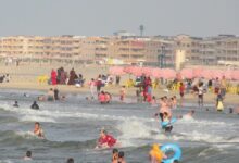 شاطئ صور يقتظ بالزّوار.. ولا رقيب ولا حسيب 112112