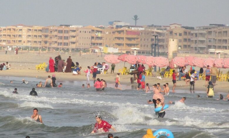 شاطئ صور يقتظ بالزّوار.. ولا رقيب ولا حسيب 112112