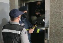 مُواطنة علقت داخل مصعد كهربائي فأنقذها عناصرٌ من الدفاع المدني 112112