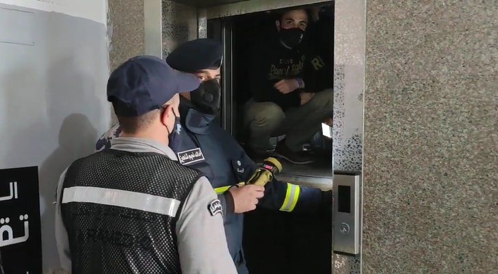 مُواطنة علقت داخل مصعد كهربائي فأنقذها عناصرٌ من الدفاع المدني 112112