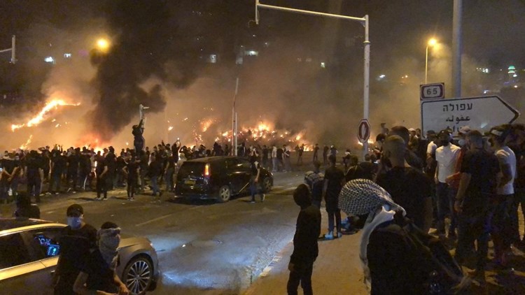 20 إصابة واعتقال شابّين وإحراق منزل فلسطيني في حي الشيخ جراح 112112