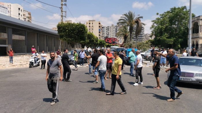 صيدا: مُتظاهرون يقطعون الطريق في ساحة الشهداء احتجاجًا على قرار صاحب أحد المولدات 112112
