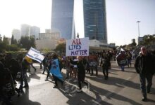 إعتقال متظاهرة إسرائيلية من قبل الشرطة الإسرائيلية خلال مظاهرة لنشطاء اليسار 112112