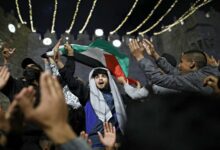 الفلسطينيون يرفضون الإنسحاب من مكان تجمعهم رغم التهديدات 112112