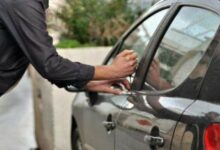 سرق سيارة مُستغلّا وجود المفتاح فيها ورمى صاحبتها أرضًا ما تسبب بنقلها الى المستشفى 112112