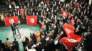 نائب يُسدد لكمات قوية لزميلته في البرلمان 112112