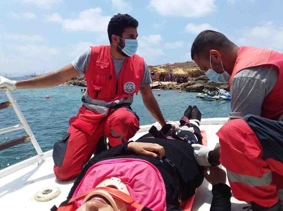 إصابة مواطنة برضوض بليغة في العامود الفقري بعد انزلاقها من الصخور في صيدا 112112