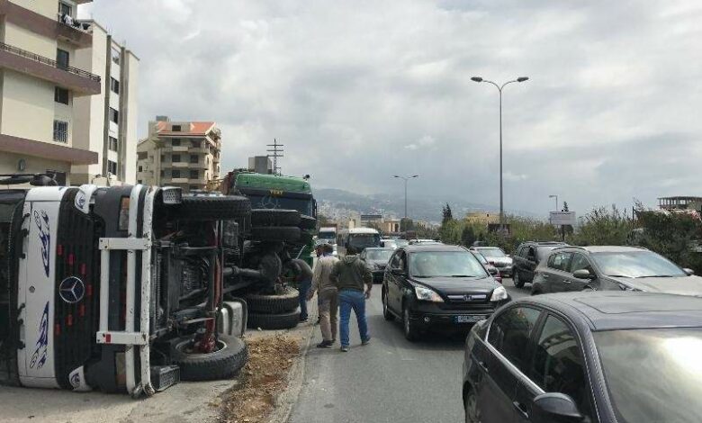 إنقلاب شاحنة على اوتوستراد المنصف جبيل 112112