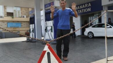 محتجون قطعوا طريقًا أمام احدى محطات الوقود في الزهراني بسبب رفضها بيع البنزين 112112
