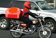 وزير سابق يعمل بتوصيل طلبات الطعام على متن دراجة هوائية 112112