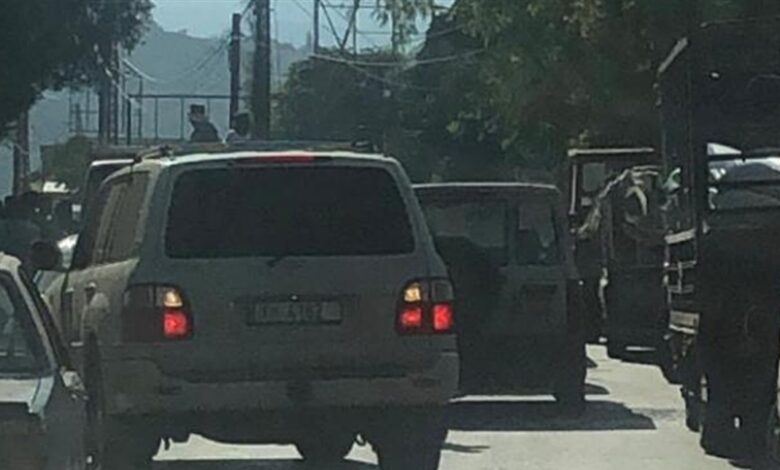 سائقو سيارات الأجرة يقطعون طريق عام جبرايل إحتجاجًا على إنقطاع المازوت 112112