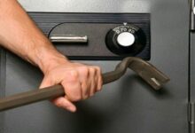 ناطور سرق خزنة في إحدى الشقق ليقع أخيرًا في قبضة الأمن 112112