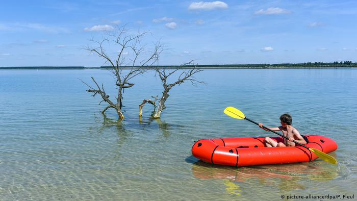 A boy on a boat on Lake Partwitz (picture-alliance/dpa/P. Pleul)