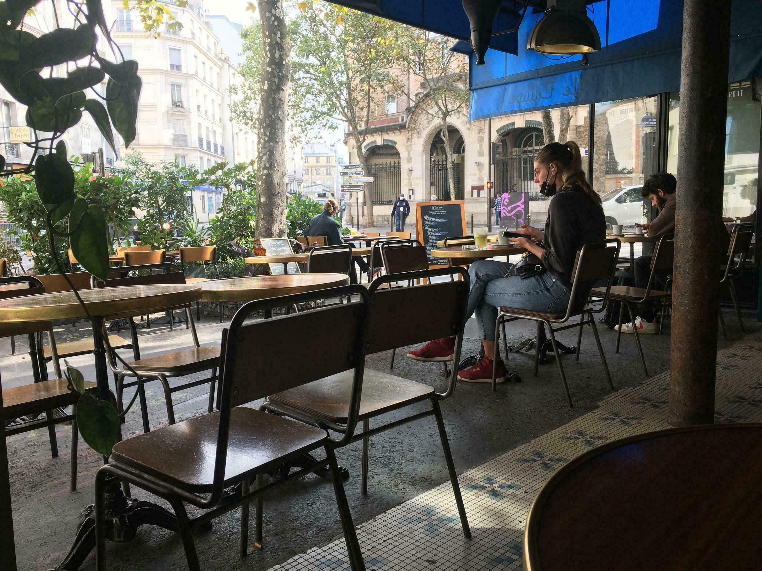 شرفة حالة "لا بيل إكيب" في باريس.