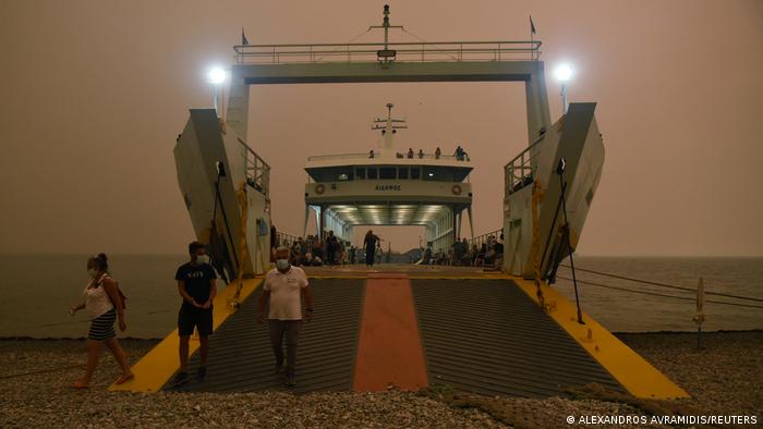 إجلاء المتضررين من الحرائق في جزيرة يونانية