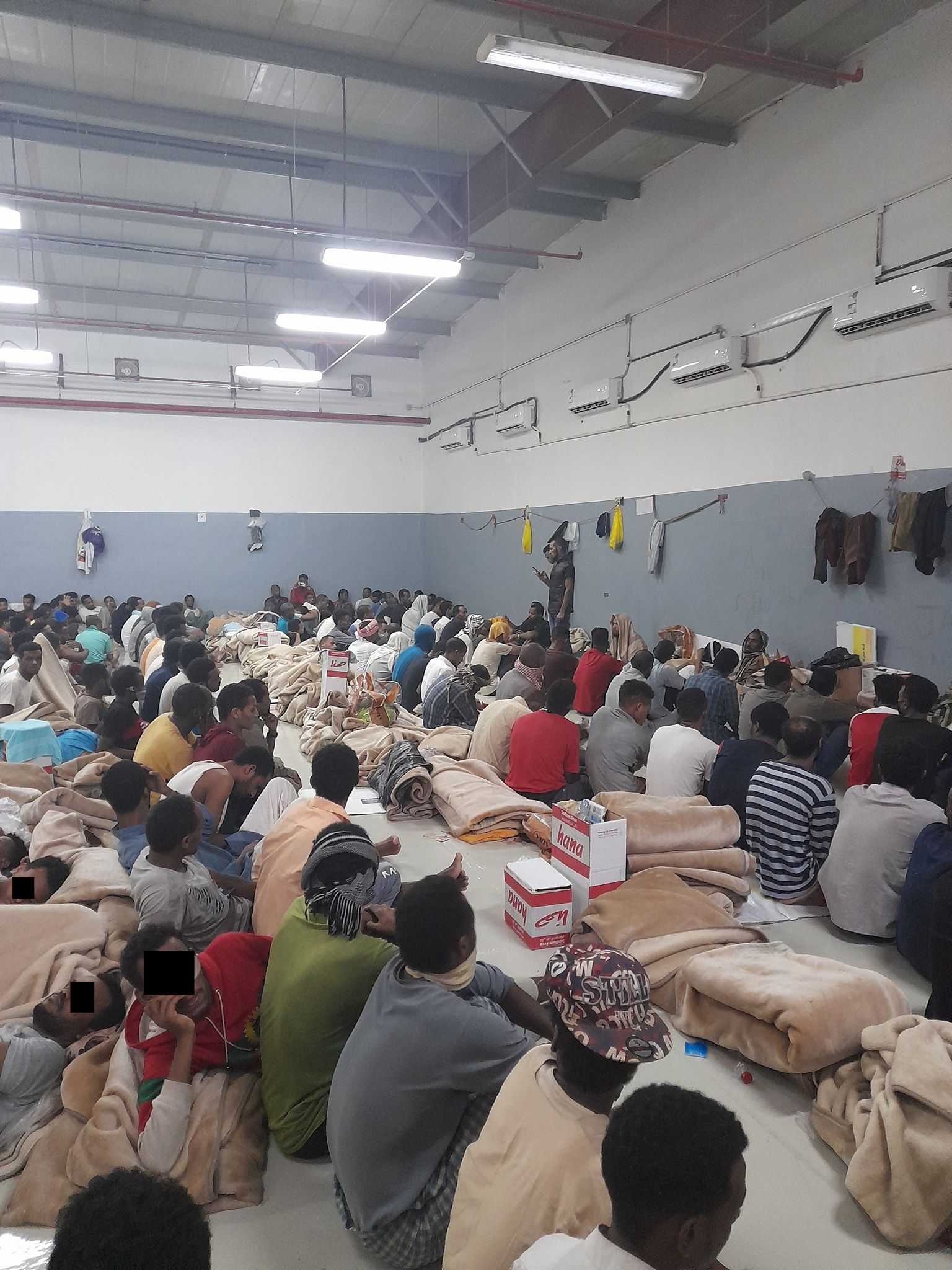 Des dizaines de migrants éthiopiens entassés dans une salle du centre de rétention Al-Shumaisi, à Riyad. Août 2021.