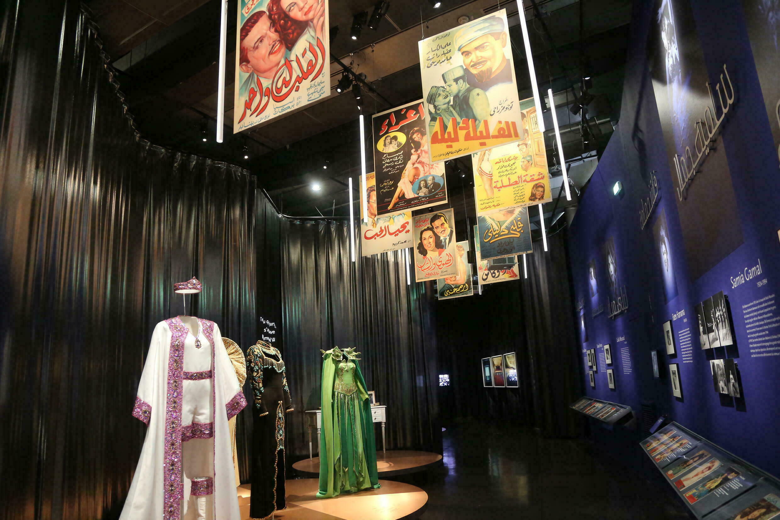 ملصقات (أفيشات) أفلام مصرية قديمة معلقة بمعرض النجمات في معهد العالم العربي