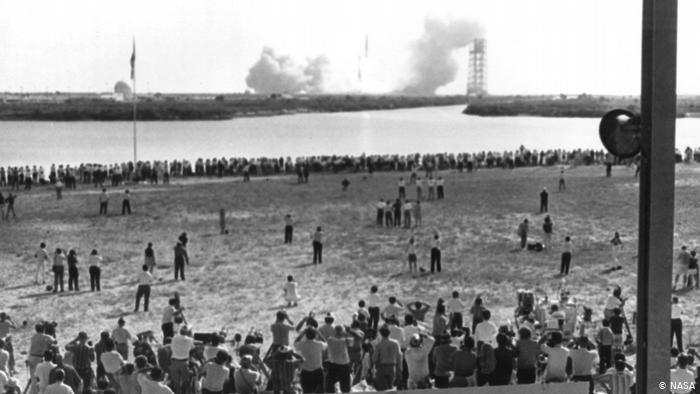 Tausende von Nachrichtenreportern sehen zu, wie Apollo 11 startet.