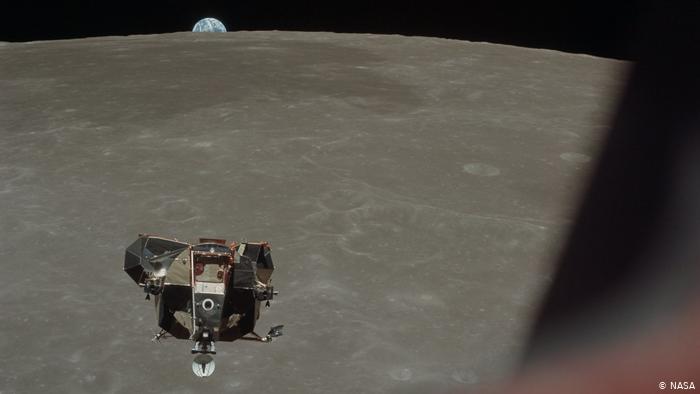 Das Apollo 11 Lunar Module mit Mond und Erde im Hintergrund.