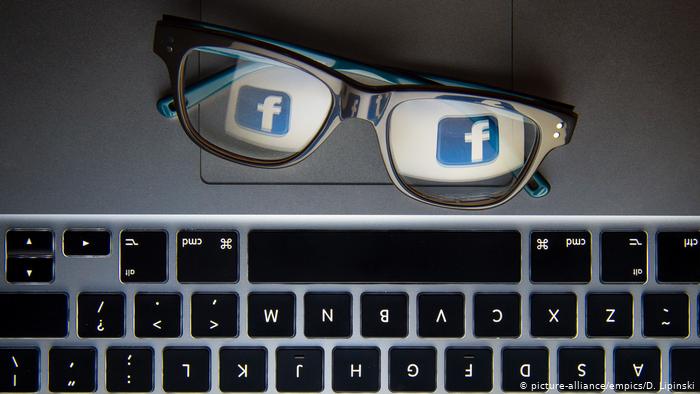Symbolbild Fake-News-Untersuchung in Facebook (picture-alliance/empics/D. Lipinski)