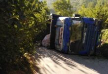 إنقلاب شاحنة محملة بالحجارة في بلدة بقرصونا-الضنية 112112