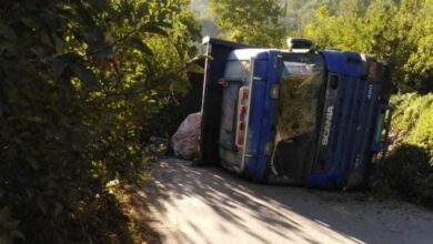 إنقلاب شاحنة محملة بالحجارة في بلدة بقرصونا-الضنية 112112