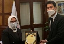 سفارة كوريا الجنوبية لدى مصر تُسلم درع شكر لوزيرة الصحّة 112112