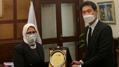 سفارة كوريا الجنوبية لدى مصر تُسلم درع شكر لوزيرة الصحّة 112112