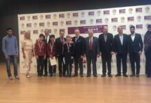 الدكتور حسن تاج الدين مشاركاً تلاميذ ستارز كولدج فرحتهم بالنجاح لنيلهم الدرجة الثانية في مباراة العلوم 112112