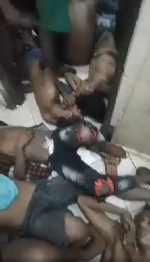 Capture d'écran d'une vidéo tournée en août 2021 et montrant des migrants éthiopiens entassés dans les toilettes d'un centre de rétention à Jazan, en Arabie saoudite.