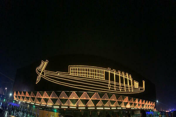 عملية نقل "مركب الشمس" للملك خوفو لموقعها الجديد ليلا في المتحف المصري الكبير