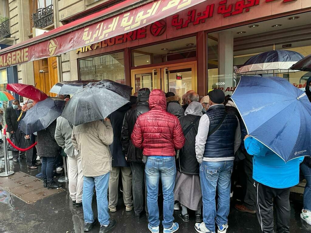 يتكدس المئات من الجزائريين المقيمين في فرنسا يوميا أمام مقر وكالة الخطوط الجوية الجزائرية في باريس أملا في استرجاع ثمن أو تغيير موعد تذاكر رحلات جوية إلى بلادهم ألغيت أثناء الإغلاق العام، 5 تشرين الأول/ أكتوبر 2021.
