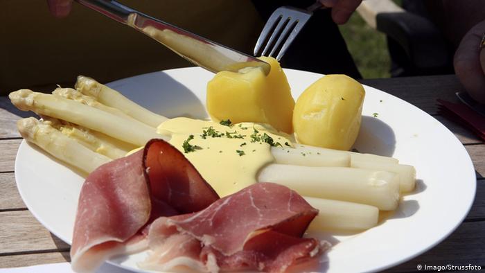Ham, asaparagus and potatoes (Imago/Strussfoto)