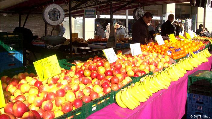 Fruit laid out at a farmer's market
(Copyright: DW/Elizabeth Shoo)