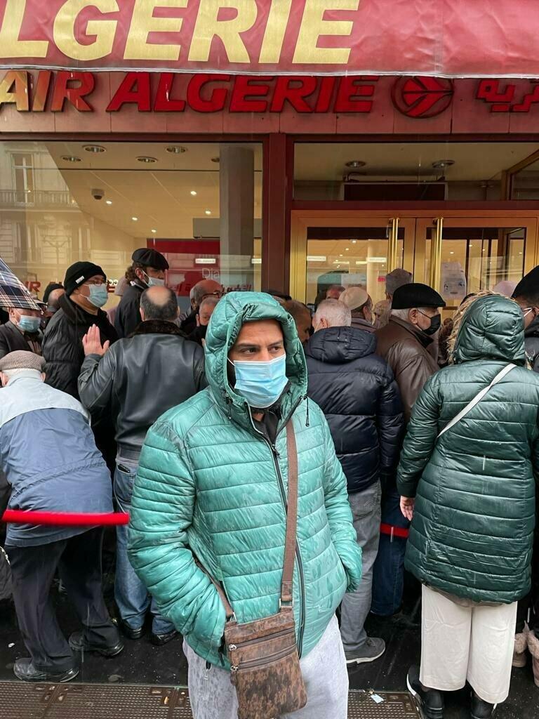 ياسين 35 عاما جزائري ينتظر منذ أشهر استرجاع 1500 يورو لتذاكر طيران لأفراد عائلته ألغيت بسبب جائحة فيروس كورونا.