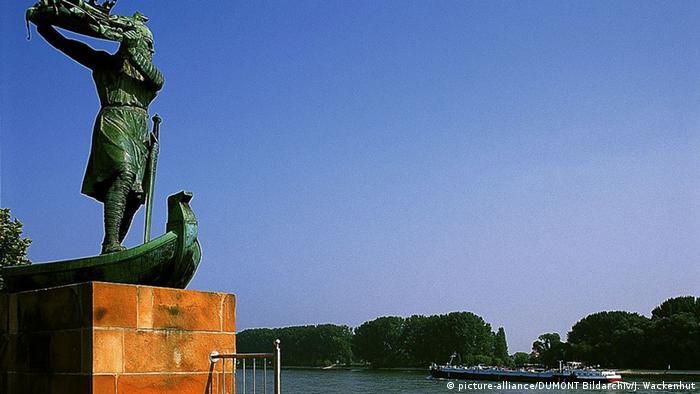 Worms Rheinufer Hagen-Denkmal (Foto: picture-alliance/DUMONT Bildarchiv/J. Wackenhut)