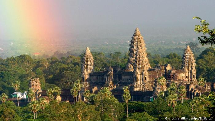 Regenbogen über der Tempelanlagen bei Angkor Wat (Foto: picture-alliance/dpa/B. Walton)